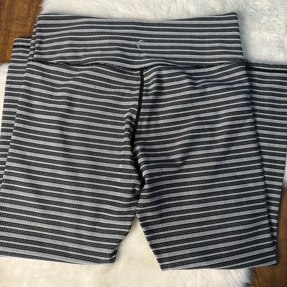 Zyia Black White Textured Stripe Leggings - Picture 3 of 4